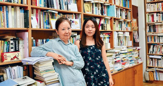 葉秋弦因中學時舉行的講座，認識台灣作家蘇偉貞（左），其後更成為好友。照片攝於蘇偉貞在成功大學的研究室。