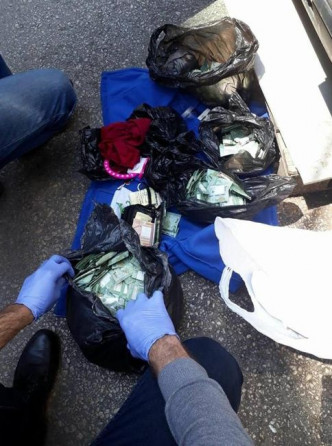 死者身邊的兩個膠袋，內裏有大約500萬黎巴嫩鎊（約2.5萬港元）。