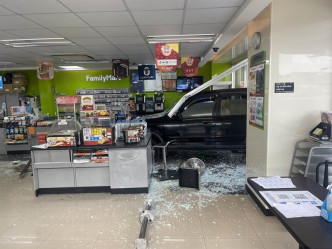 休閒車撞毀落地玻璃及店內物品。中時
