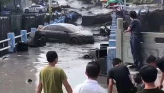 子长县发生溃坝，导致大量「黑水」流下至县城街道、河道。网图