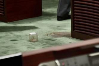 陈志全、朱凯迪投掷恶臭液体及污秽物在会议厅内示威，导致会议中断，秘书处报警处理。资料图片
