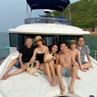 毛舜筠與家人一起出海享受。