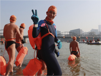 民眾在黃河邊以冬泳的方式迎接新年。新華社圖片
