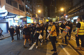 示威者向香港大學站撤離