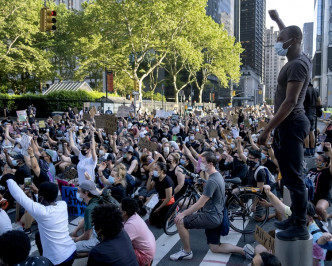 紐約等多個大城市周日有數以萬計民眾上街示威。AP