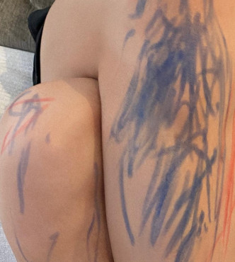 去年父親節，Leon分享了女兒在其雙腿塗鴉的照片。