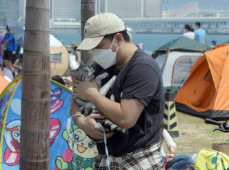 部分市民带同宠物外出。