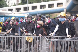 示威者设置路障与警方对峙