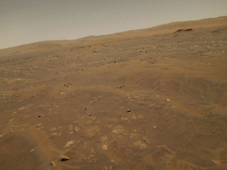 「機智號」在高處拍攝的火星表面。AP圖片