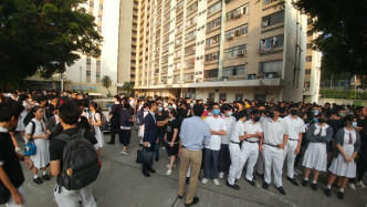 大批学生校门外声援中枪男生。