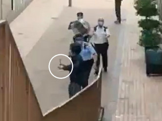 多名警员手持警棍，于跑马地制服一名男子。片段截图