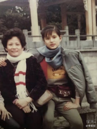 李若彤先發一張與媽媽舊照。
