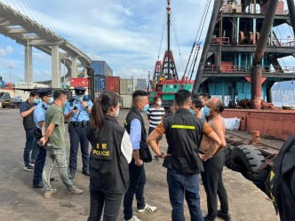 新界南刑事部探员联同葵青警区军装部人员在葵涌货柜码头进行反走私行动。