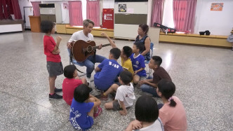 Jason與外婆到訪台南兒童之家，與小朋友玩遊戲，以歌會友。