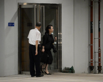 郑若骅深夜离开律政中心。