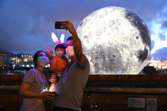 全民「灯」月活动在观塘海面上设有破纪录直径15米的发光月亮。