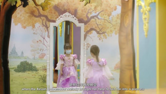5岁血癌女童去迪士尼圆公主梦。影片截图