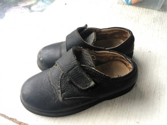 閆乙人兒時的鞋子。
