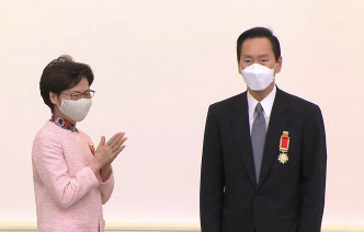 陈智思接受大紫荆勋章。影片截图