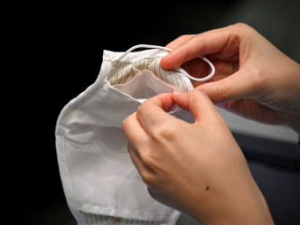 六层设计的铜芯口罩，当中包括以氧化铜混合棉的针织布。