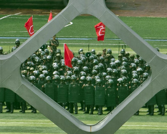 美联社今日再发放照片，见到深圳湾体育中心内有武警集结和操练。AP