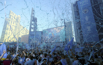 蓝月亮曼市胜利巡游，十万球迷染蓝狂欢。AP