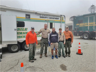 雷尼事后与救援人员合照。网图