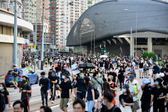 坚尼地城大批示威者冲出马路