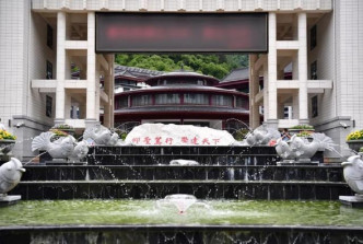 陕西脱贫县投资高达7.1亿建豪华中学引质疑。网上图片