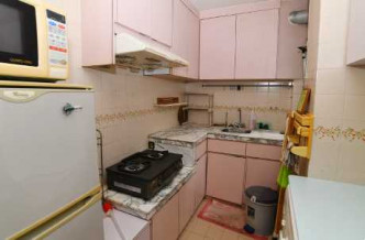 廚房配有多組廚櫃，並用上粉紅色作主調。