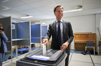 荷兰首相吕特也踩单车到票站投票。AP图片