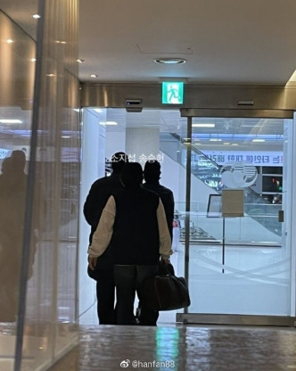 日前有粉丝在机场偶遇苏志燮与宋承宪。