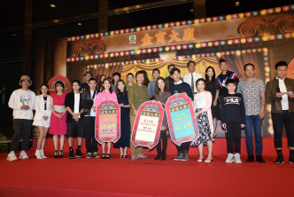 日前《金宵大廈》演員陳山聰、李施嬅等參與慶功宴，公佈收視取得佳績。