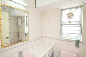 浴室配有抽氣扇及窗戶，較通風乾爽。