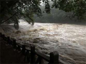 新北虎豹潭發生山洪事故，7名師生被沖走，1人獲救。網圖