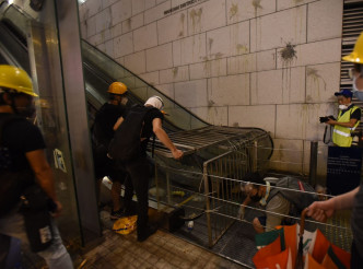 示威者以鐵欄堵塞電梯。
