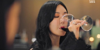 金素妍饮下加料红酒。