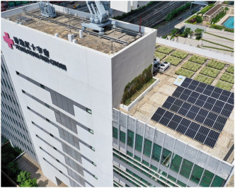 香港红十字会总部大楼天台已安装了太阳能板发电系统。（机电工程署图片）