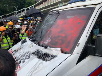示威者涂鸦警车