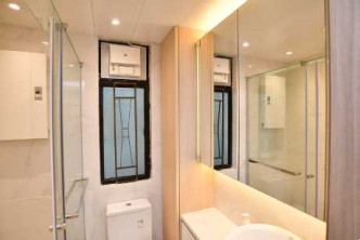 浴室設有抽氣扇及窗戶，較通風乾爽。