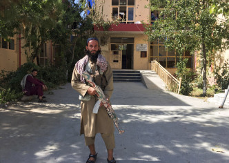 当地大街无甚人气，但间中可见塔利班成员持枪看守某些据点。美联社图片