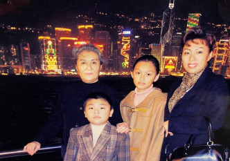 王丹妮（右二）小時跟家人去尖東海傍看夜景。
