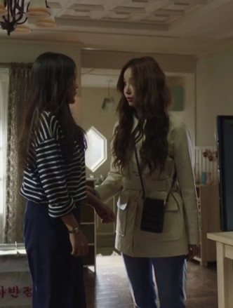 妍雨（右）在韩剧《爱丽斯时空旅人》中饰演金喜善妹妹。