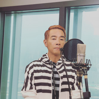 歌手陳小春為慈善歌曲《愛的陽光》錄音。