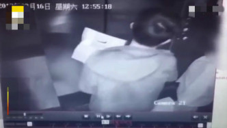 广东一位外卖员进电梯时被门夹住，以为是同行老妇乱按导致。　影片截图