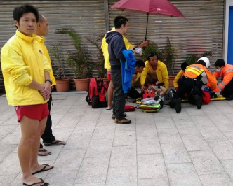 救生员与救护员交接。港九拯溺员工会facebook