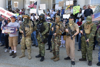 示威者會穿著夏威夷恤並且配戴軍事裝備和槍械出席示威。 AP
