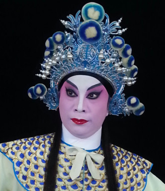 卫骏辉在粤剧上多演文武生，以男装打扮居多。