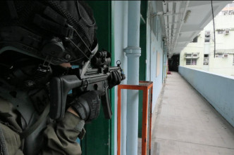 演習最後模擬恐怖分子持槍進入長沙灣一所學校襲擊市民，造成多人傷亡。