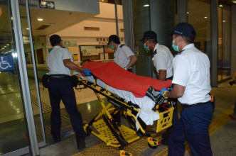 一名醉酒男子於銅鑼灣毆傷友人，再襲擊警察 送院治理。